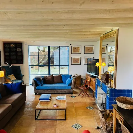 Ancien Atelier D'ostreiculteur, Les Pieds Dans L'eau